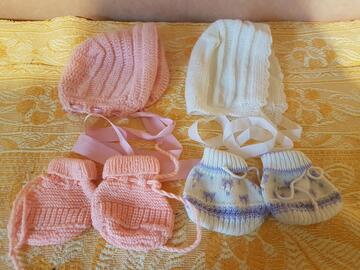 deux ensembles bonnet + chaussons tricotées mains (naissance - 1 mois)