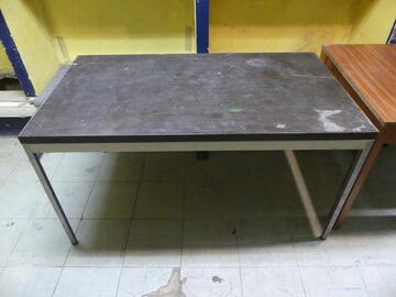 Table dessus bois plaqué pieds métal