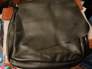 Sac besace noir en simili cuir