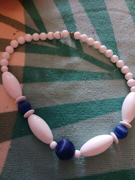 Collier fantaisie perles blanches et bleu