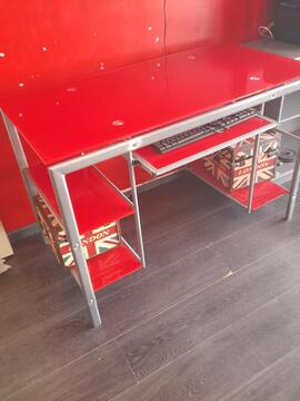 bureau en verre rouge