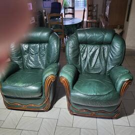 2fauteuils cuir un peu usés mais encore utilisables à venir chercher sur Gradignan