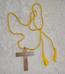 Une croix de cérémonie avec cordon