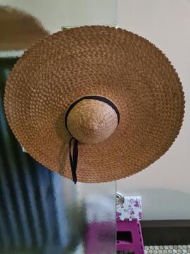 tres grand chapeau de paille