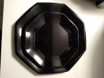 3 assiettes noires hexagonales