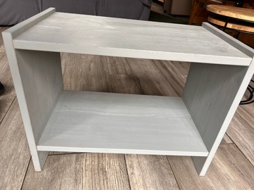 table de nuit en bois repeinte en gris ou meuble bas 1 niche