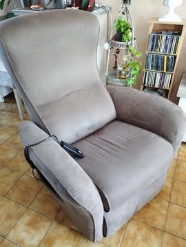 fauteuil électrique et releveur, fonctionne bien,.