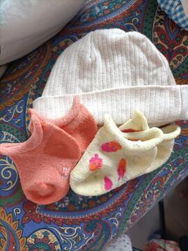 bonnet et 2 paires de chaussettes