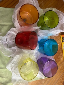 Verres à pied de différentes couleurs