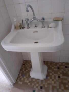 lavabo avec son pied ancien