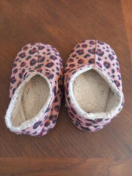 chaussons filles taille environ 28