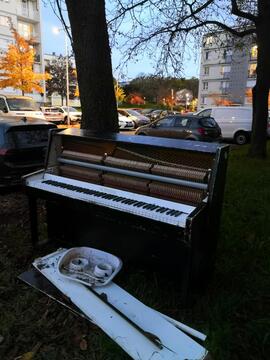 Piano droit Scherer à la rue