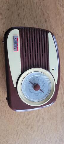 petite radio vintage