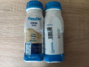 2 petites bouteilles de compléments alimentaires