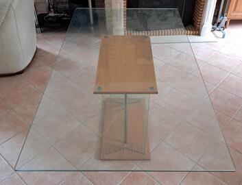 table de salle à manger en verre avec pied central