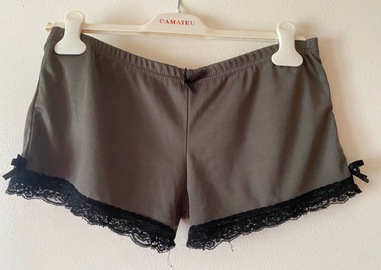 T3 (~38/40) femme, shorty kaki, dentelle noire