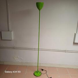 Lampadaire vert, chambre d'enfant