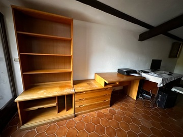 bureau avec commode et bibliothèque