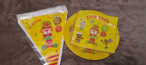 CIRQUE 1 guirlande anniversaire 10 serviettes papier et 1 assiette carton