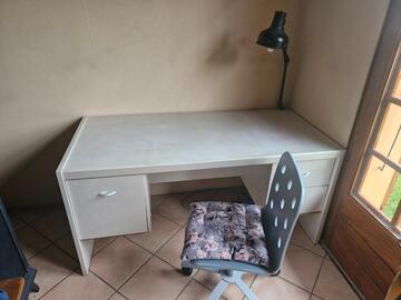 bureau lampe et chaise