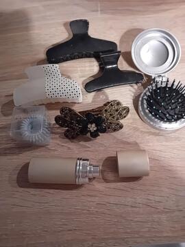 pinces barettes vaporisateur et brosse à cheveux de sac