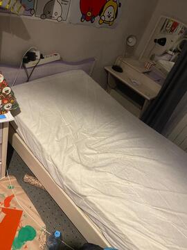 lit enfant + commode + 2 matelas et une coiffeuse avec son tabouret .