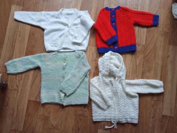 gilets bébé tricotés