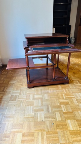 bureau en bois avec tapis en cuir intégré