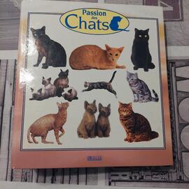 2 classeurs Atlas sur les chats