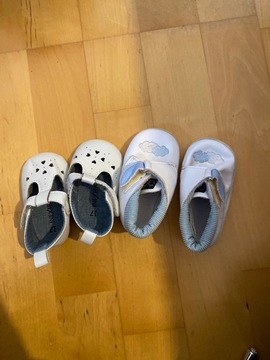 2 paires de petits chaussons bébé