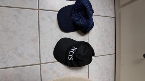 2 casquettes