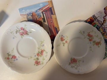 2 soucoupes en porcelaine