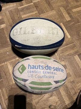 deux ballons de rugby