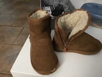 donne bottines fourrées taille 24 ..légèrement rappees devant.