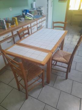 table de cuisine et ses 4 chaises paille