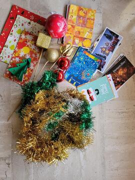 Lot pour Noël, guirlandes, cartes, papier cadeau...