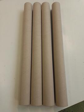 plusieurs rouleaux en carton