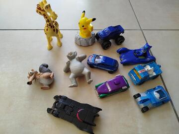 lot de petits jouets et voitures