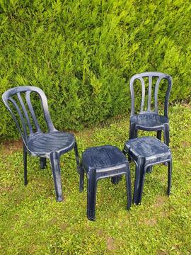 ensemble: chaises et tabourets en plastiques