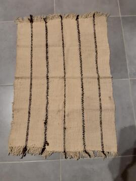 Petit tapis artisanal en laine