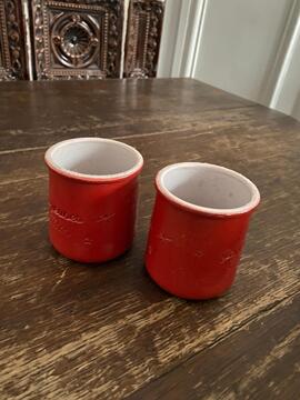 2 petits pots rouges