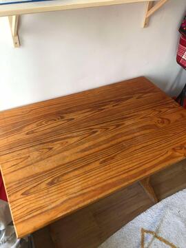 Table en bois verni