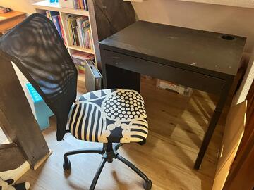 Petit bureau IKEA avec chaise de bureau