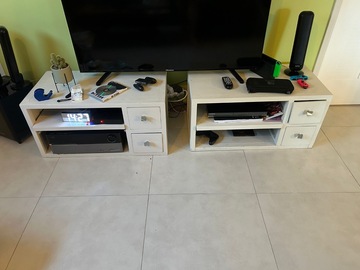 2 meubles bas pour TV (aspect initial bois sombre repeint en beige