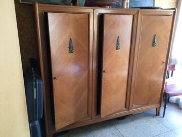 Armoire en bois plein