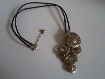 Collier cordon cuir pendentif métal