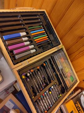 boite crayons et peinture