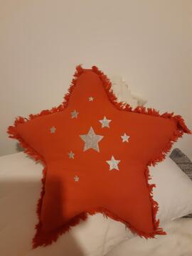 coussin rouge étoile