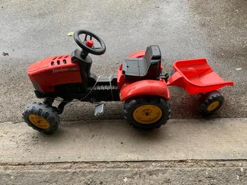 A donner pour enfant 2/ 3 ans tracteur avec remorque et minitricycle