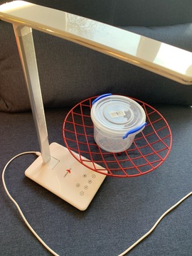 lampe, panier et boîte en plastique